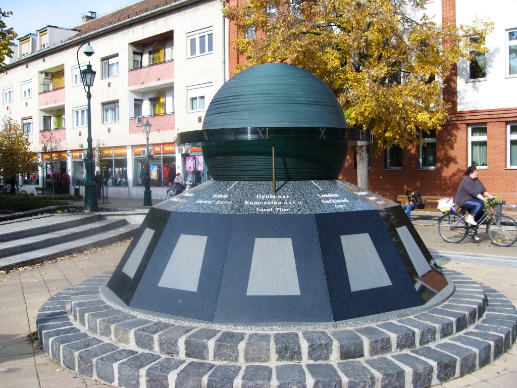 Ceasul sferic din centrul orasului