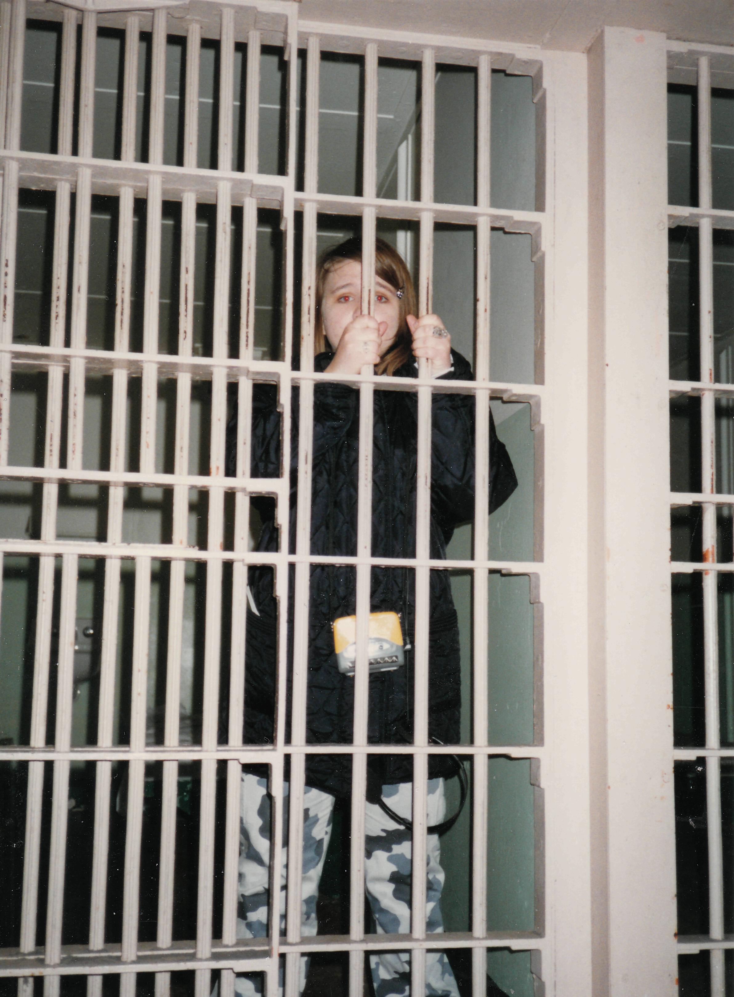 Eu, pozând în spatele gratiilor de la Alcatraz