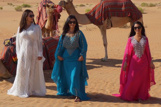 Sedinta foto cu fetele-n desert in vacanta din Dubai
